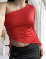 Top rojo de un solo hombro con manga larga en un brazo y detalle de lazo en el lateral.