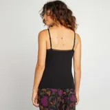 Camiseta de tirantes finos negra con escote en V y detalle de encaje en el borde.