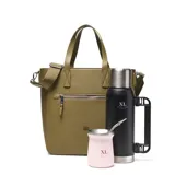 Cartera tipo shopper marca XL, color verde oliva, con textura granulada. Cuenta con doble asa de mano, correa ajustable extraíble, bolsillo frontal con cierre metálico y logo de la marca grabado en el frente.