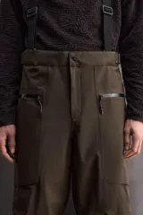 Pantalón deportivo de esquí color negro, confeccionado en tejido técnico impermeable de tres capas con costuras y cremalleras termoselladas. Cuenta con tirantes elásticos regulables, cintura ajustable, bolsillos frontales con cierre, refuerzos en la parte inferior de la pernera y sistema de rescate RECCO integrado.