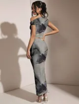 Top asimétrico gris con estampado abstracto, de un solo hombro y corte ajustado.