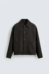 Sobrecamisa de corte regular fit en color marrón oscuro, con cuello solapa, cierre frontal de botones y dos bolsillos de plastrón en la parte delantera.