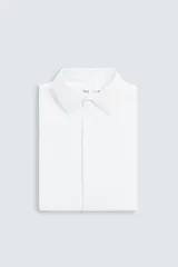 Camisa de manga larga color celeste claro, corte slim fit, con cuello italiano abierto y cierre frontal de botonadura.