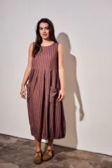Vestido midi sin mangas, con diseño a rayas en tonos marrón y azul, cuello redondo y bolsillos laterales amplios.