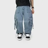 Pantalón cargo baggy de jean color azul claro, de corte oversize, con bolsillos laterales amplios en las piernas y bolsillos frontales con solapa.
