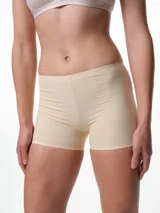 Culotte de microfibra color beige, de tiro medio y diseño sin costuras laterales, con refuerzo de algodón en el fundillo.