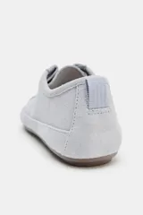 Zapato tipo blucher de estilo deportivo confeccionado en piel, con cierre de cordones, tirador trasero y suela plana.