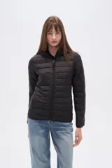 Campera puffer negra de nylon, con cierre frontal y cuello alto.