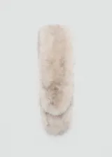 Bufanda larga de piel sintética en tono crema con matices grisáceos, de textura suave y voluminosa.