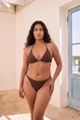Tanga de bikini tiro alto, confeccionada en tejido elástico color marrón.