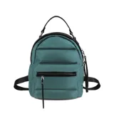Mochila de nylon capitoneada color verde petróleo, con cierre superior y bolsillo frontal con cierre metálico. Cuenta con asa de mano superior y correas ajustables para la espalda.