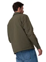 Chaqueta de hombre color verde oliva, con cierre frontal de cremallera, cuello camisero, bolsillos frontales tipo parche y parche de logo en el pecho. Presenta un diseño funcional con tecnología resistente al agua y al viento.