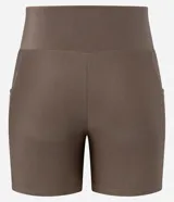 Bermuda deportiva femenina de corte ajustado, color marrón claro con acabado satinado. Presenta pretina ancha y tiro alto.