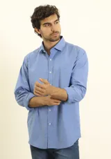 Camisa celeste con microestampado blanco, de vestir, con cuello italiano y manga larga.