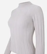 Blusa slim de chenille color beige, con cuello alto y mangas largas.