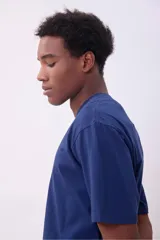 Remera color beige de corte recto y mangas cortas.