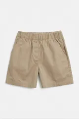 Short color beige, tipo chino o gabardina, con cintura elástica fruncida y bolsillos laterales.