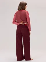 Pantalon de corte ancho y holgado, color verde militar, con diseño de tiro medio, pinzas decorativas debajo de la rodilla, bordado de monograma en el bolsillo delantero y costuras a contratono.