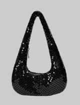 Bolso de mano tipo baguette, color negro, confeccionado en malla metálica con efecto lentejuelas o escamas. Tiene un asa única curva y cierre de cremallera en la parte superior.