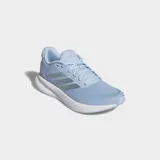 Championes de running Adidas Runfalcon 5, color celeste con detalles en lila y blanco. Presentan una parte superior de malla transpirable, mediasuela con amortiguación Cloudfoam y suela Adiwear resistente al desgaste.