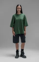 Remerón de algodón premium en color verde, con corte relajado, hombros caídos y mangas cortas amplias.