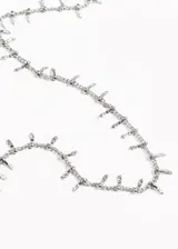 Collar plateado de acero quirúrgico hipoalergénico con cadena groumet y detalles diamantados.