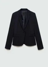 Blazer negro de corte recto y diseño clásico, con cuello de solapa con muesca, cierre frontal de un botón y dos bolsillos laterales con solapa.