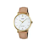 Reloj analógico Casio con caja redonda de acero en tono dorado, esfera blanca minimalista con índices y números romanos en las posiciones 6 y 12, y correa de cuero en color beige.