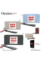 Billetera celeste con cierre de cremallera y estampa con la frase "Mon Amour" en rojo. Incluye correa de mano. Marca Las Oreiro.