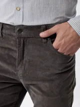 Pantalon de pana color tostado, de corte regular fit, con cinco bolsillos clásicos, cierre de botón y cremallera.