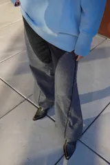 Pantalón de jean bicolor, con tono oscuro en la parte superior y lavado claro en las piernas. Corte recto y pierna ancha con costuras curvas.