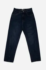 Jean baggy de tiro medio, color azul oscuro, con corte amplio en piernas y cadera, y pasacinto.