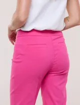 Pantalón de gabardina elastizada color beige, de tiro medio y calce slim. Cuenta con diseño pull-on sin cierres ni botones, cintura ancha, bolsillos delanteros simulados y bolsillos traseros ojal.
