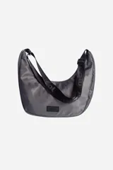 Bandolera gris con correa regulable negra con logo Mistral.