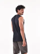 Musculosa negra con estampado de un esqueleto surfeando y la frase "Sure is a way to be free".