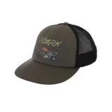 Gorro de gabardina verde con paneles de malla negra en los laterales. Presenta un parche con el logo de Roark y un diseño de motocicleta bordado en el frente.