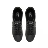 Championes EA7 Emporio Armani de estilo clásico en color blanco, con una franja lateral negra que presenta el logo de la marca en blanco. Incluye detalle en negro en el talón y suela de goma blanca con el logo grabado.