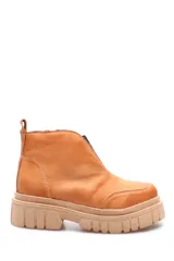Bota de cuero color marrón con plataforma, cierre con elástico y suela track.