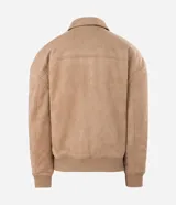 Campera bomber masculina de gamuza sintética color bordó, con cuello camisero, cierre frontal metálico, bolsillos laterales invisibles y rib elástico en puños y ruedo.