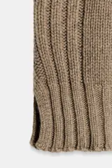 Chaleco de punto confeccionado en mezcla de lana, con cuello subido y diseño sin mangas. Presenta un tejido de punto acanalado en el cuello, sisas y ruedo, con un corte clásico y versátil.