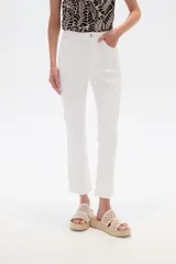 Pantalon jean de corte recto y tiro alto, color blanco, con ruedo deshilachado.