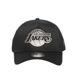 Gorra New Era de visera curva, color negro, con logo metálico de Los Angeles Lakers en el frente y logo de la marca bordado en el lateral.