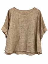 Blusa de lino color camel, con cuello redondo y mangas cortas holgadas con vuelta.