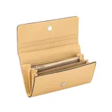 Billetera tipo sobre color rojo con textura granulada y cierre con broche imantado.