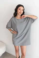 Remerón de manga corta, corte holgado y escote redondo, confeccionado en tejido lurex plateado con brillo.