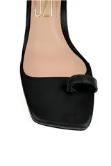 Sandalias de tacón kitten heel con punta cuadrada y tiras finas para atar al tobillo.