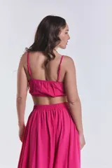 Top fucsia con tiras regulables y elástico en la espalda.