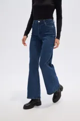 Pantalón jean negro de corte ancho y tiro alto, con cierre de botón y cremallera.