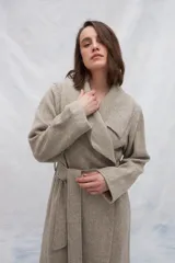 Tapado largo de lana con cuello solapa, cierre cruzado y cinto ajustable a la cintura. Presenta un diseño de textura jaspeada en tonos neutros.