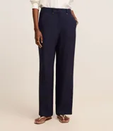 Pantalón recto de cintura alta confeccionado en viscosa, de color azul marino, con trabillas en la cintura y frisos delanteros de la marca Marfinno.